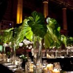 Centro de mesa de boda con hojas tropicales